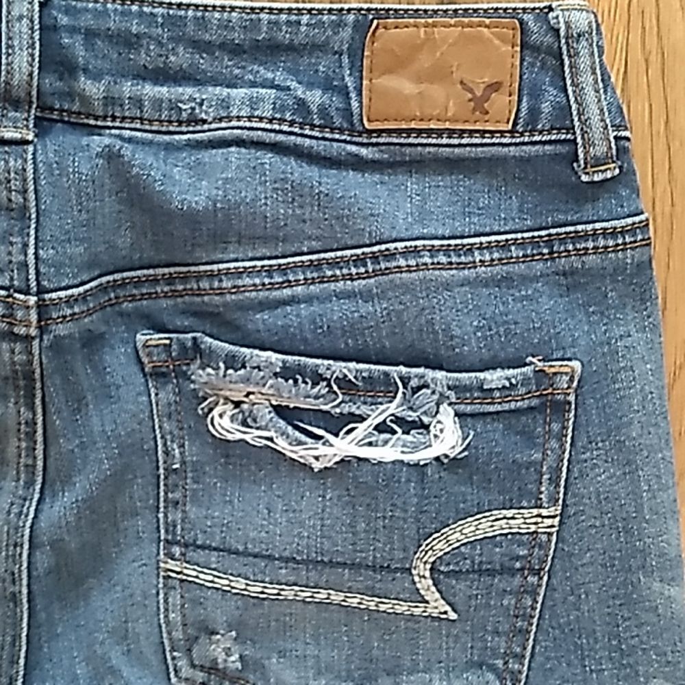 American Eagle Distressed Cropped Stretch Jeans. Size 4 - Picture 9 of 13